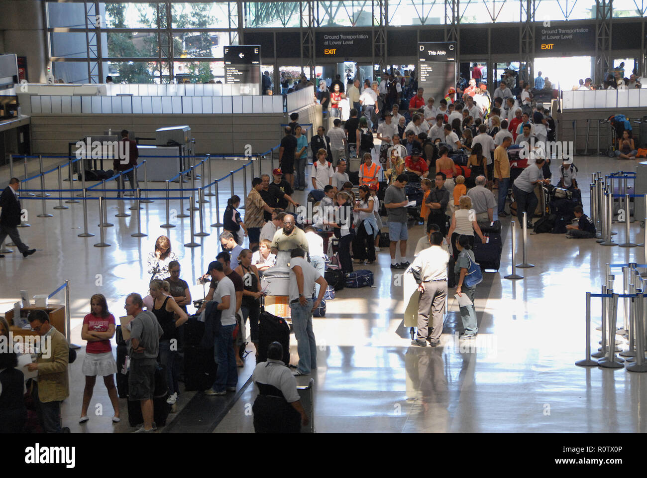 La gente en línea larga en el Brittish Air Check Point. en el aeropuerto de Los Ángeles (LAX). Agosto 10, 2006 - 19 palangre@BrittishAir.J Foto de stock
