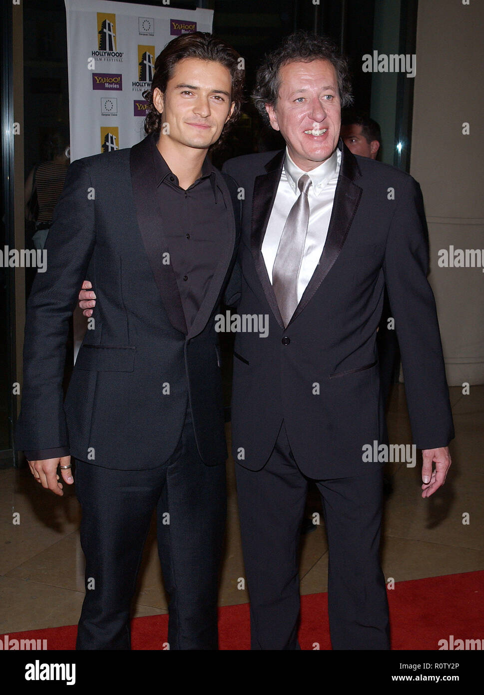 ¿Cuánto mide Orlando Bloom? - Altura - Real height - Página 2 Orlando-bloom-y-geoffrey-rush-posando-en-la-ceremonia-de-gala-de-los-premios-hollywood-2003-en-el-beverly-hilton-de-los-angeles-el-20-de-octubre-de-2003-r0ty2p