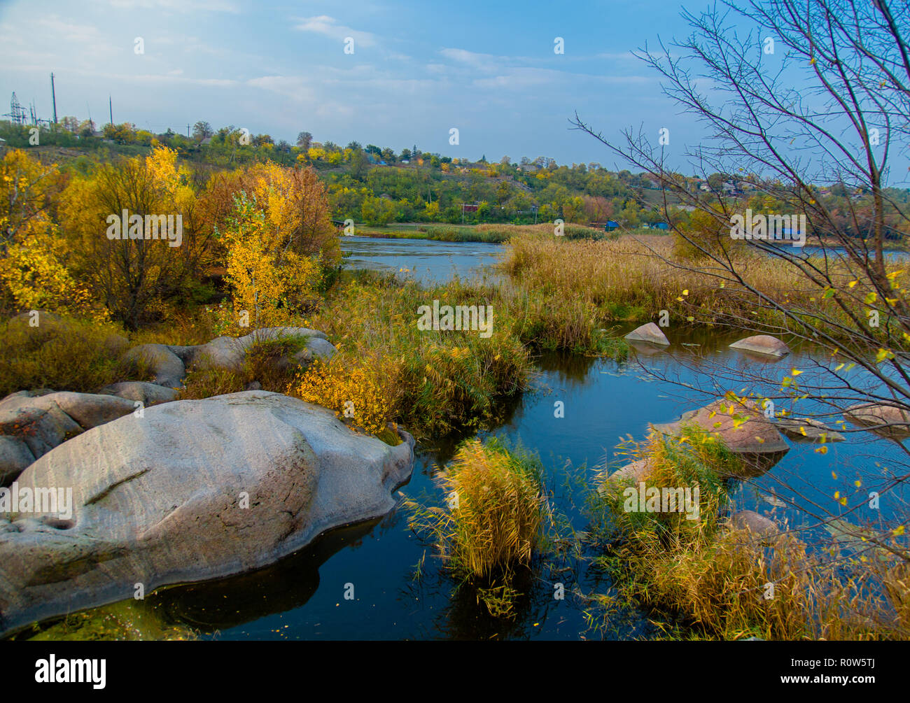 La calma de un remanso del Río Amarillo rodeado de árboles en otoño Foto de stock