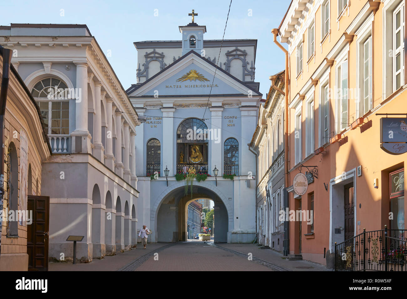 Lituania, Vilna, Ausros Vartai, puerta de la Aurora con el santuario Foto de stock