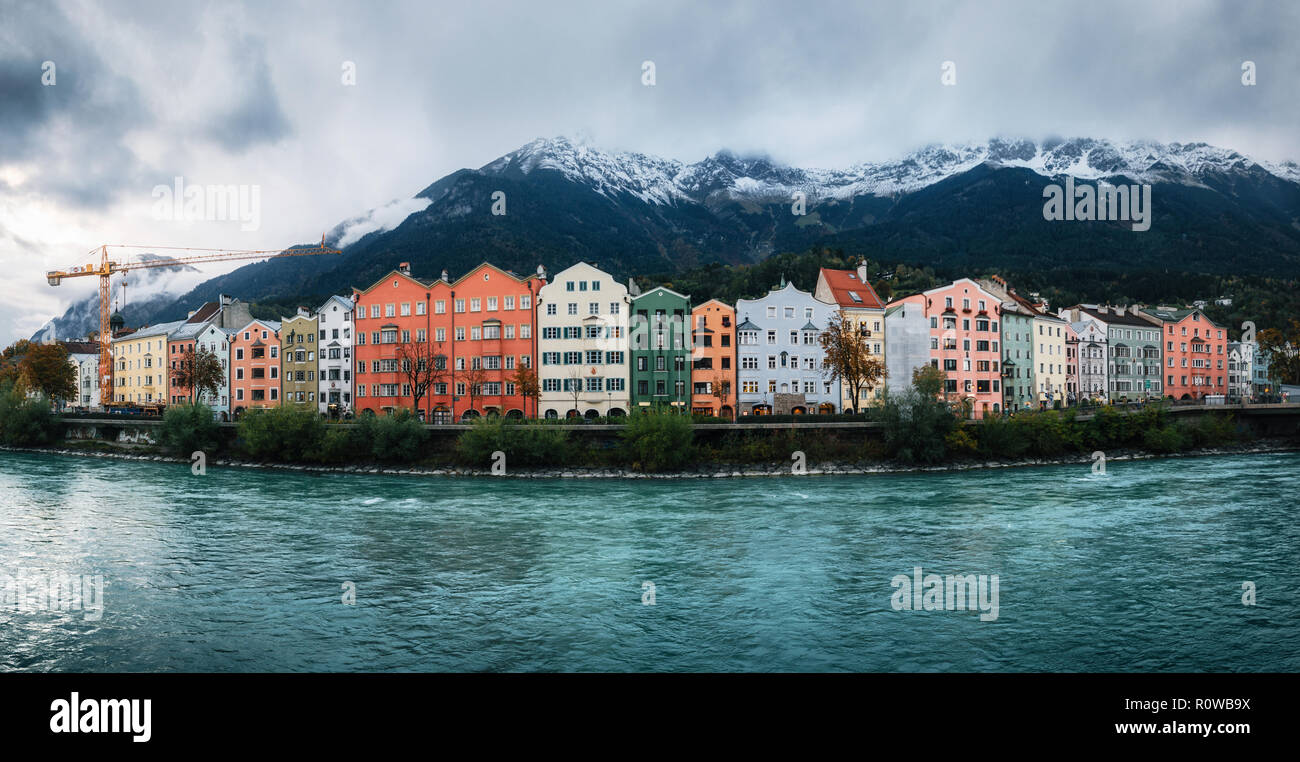 Vista panorámica de Innsbruck con coloridas casas a lo largo de río Inn y el famoso Austrian montañas nevadas en el fondo, Tirol, Austria Foto de stock