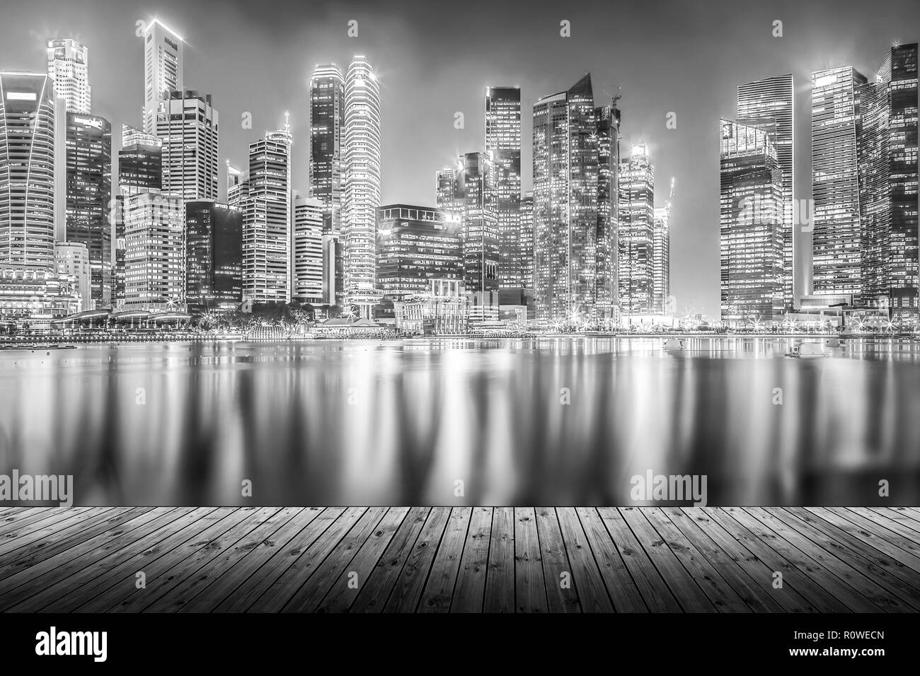Vaciar La Tabla De Madera Con Paisaje Urbano Moderno Edificio De Noche En El Fondo De Pantalla Monocroma O Montage Producto Fotografia De Stock Alamy
