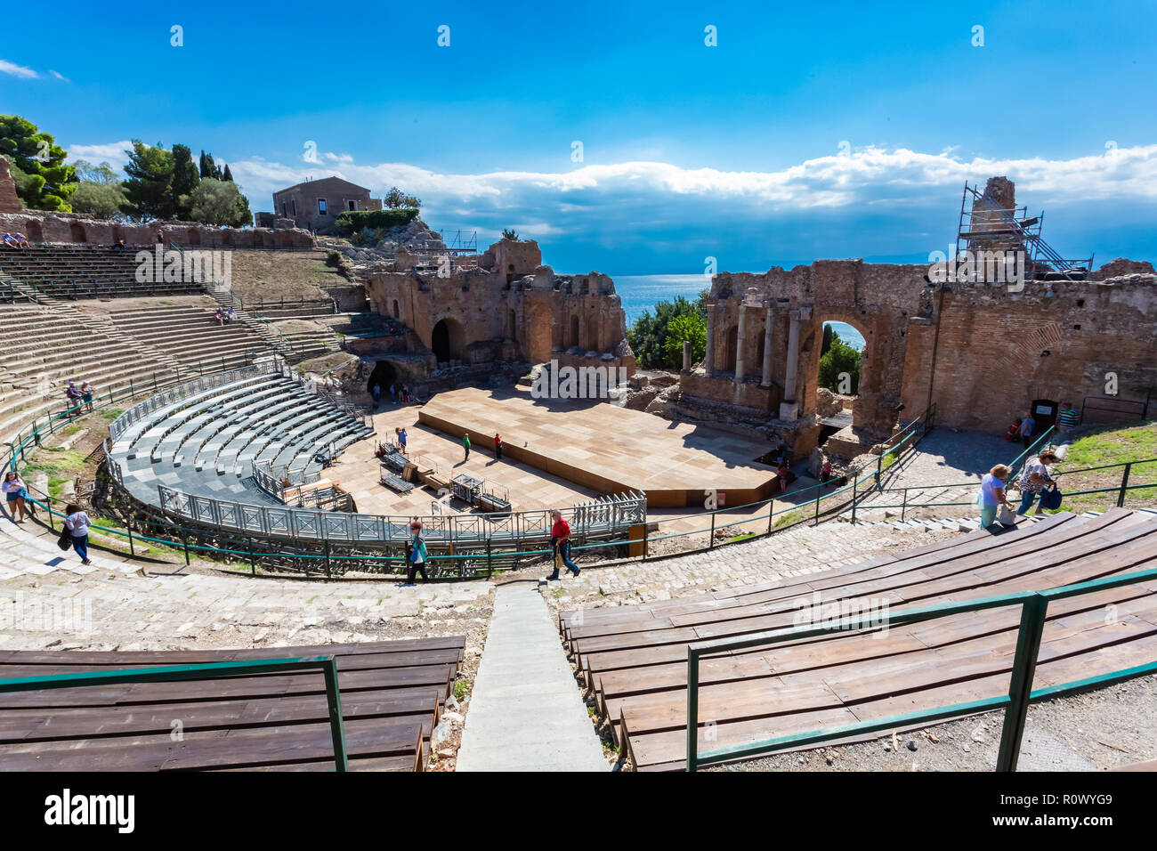 Taormina, Italia - 26 de septiembre de 2018: Las ruinas del antiguo teatro griego de Taormina, Sicilia, Italia. Foto de stock