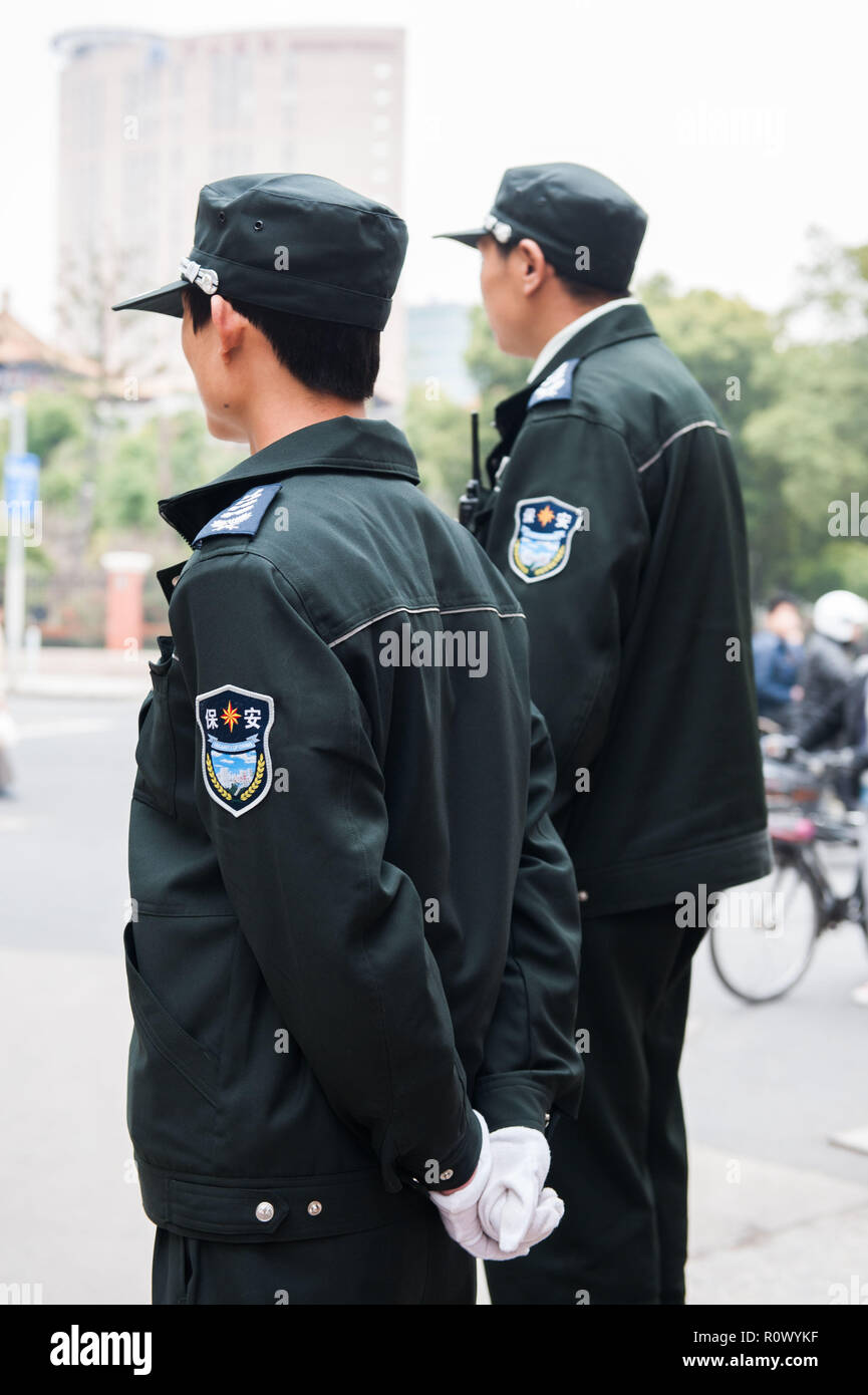 SHANGHAI, China - Abril 2018: dos guardias de seguridad que espera en la puerta del recinto Foto de stock