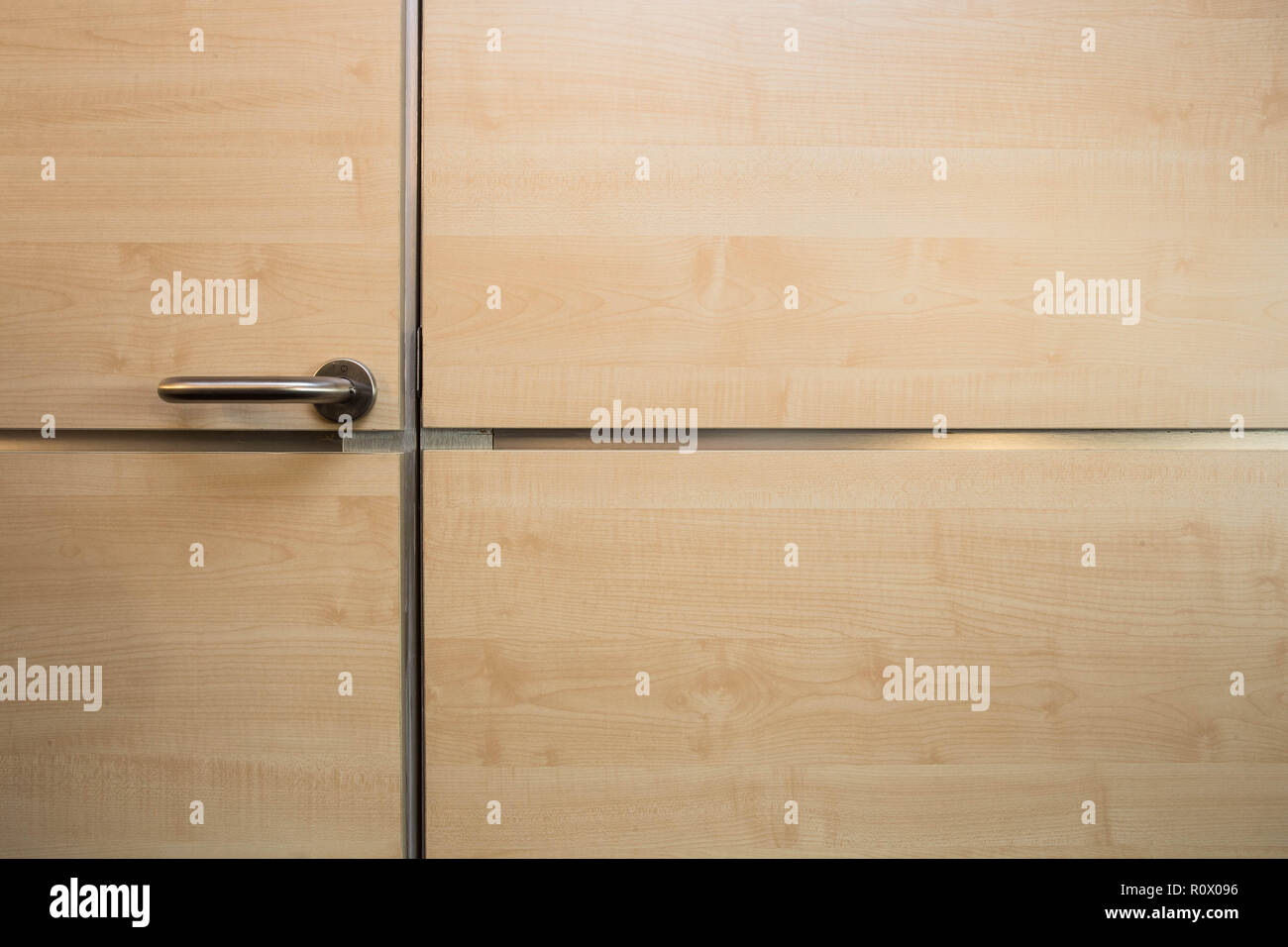 Puerta De Madera Brillante Y Textura De Pared Moderno Diseno De