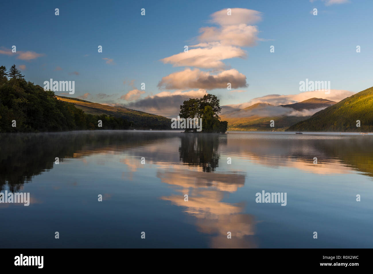 Amanecer sobre Loch Tay, Perthshire, Escocia, mirando hacia Ben Abogados Foto de stock
