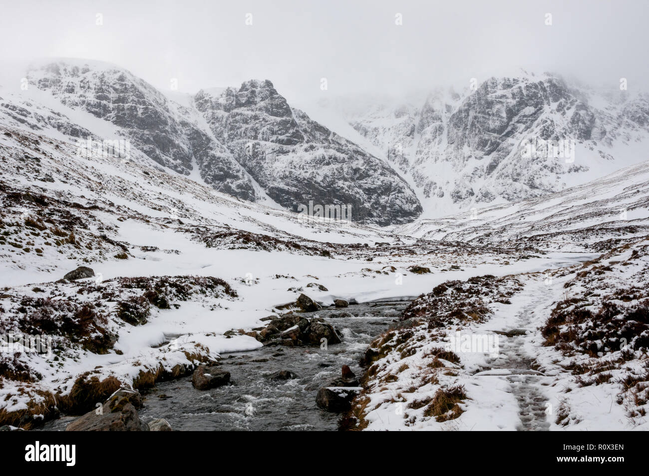 Creag Meagaidh Reserva Natural Nacional, buscando el glen hacia Coire Ardair Foto de stock