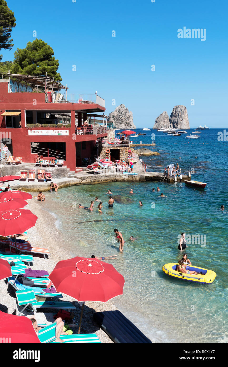 Club de playa privado de Marina Piccola en la isla de Capri, la bahía de  Nápoles, Italia Fotografía de stock - Alamy
