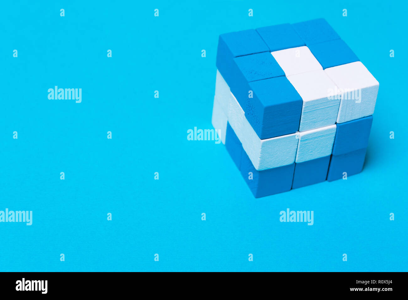 Cubo geométrico de las partes blancas y azules. Concepto de creatividad, la  cohesión, la unidad, el éxito de la cooperación, trabajando juntos, team  building, unidad Fotografía de stock - Alamy