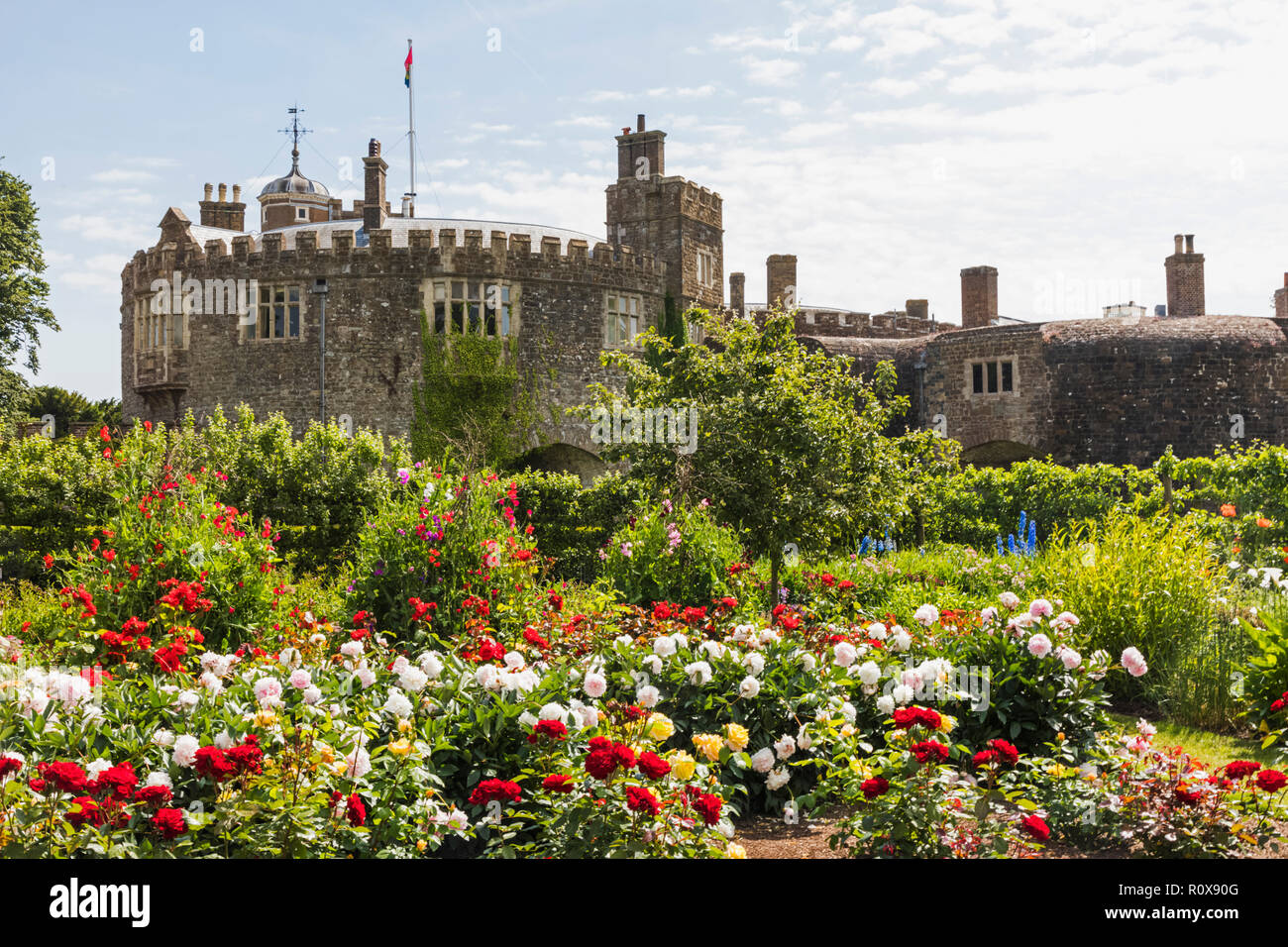 , Kent, Inglaterra, Walmer Walmer Castle, La Huerta y el castillo Foto de stock