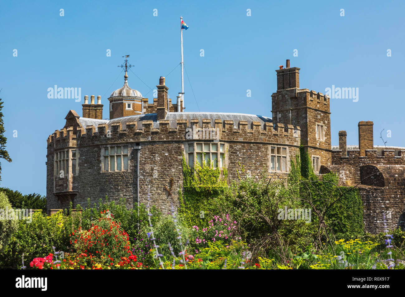 , Kent, Inglaterra, Walmer Walmer Castle, La Huerta y el castillo Foto de stock