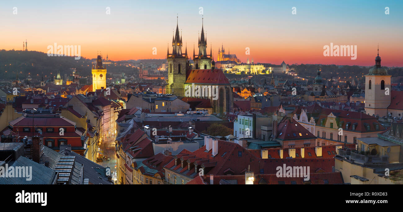 Praga - el atardecer panorama de la ciudad con la Iglesia de Nuestra Señora en frente del Týn y el castillo con la Catedral de fondo. al anochecer. Foto de stock