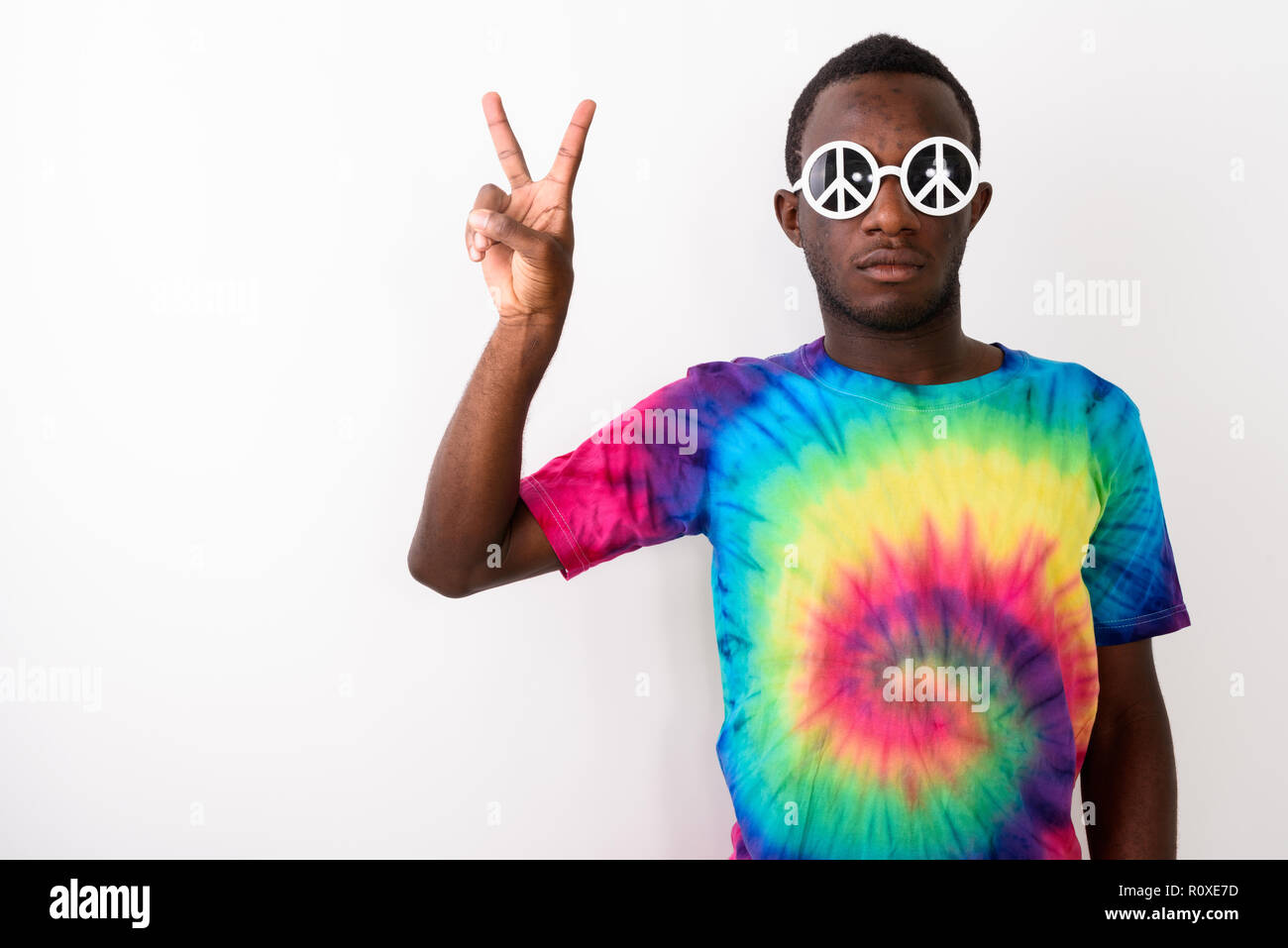Retrato del hombre africano joven hippie haciendo la paz firme gesto Foto de stock