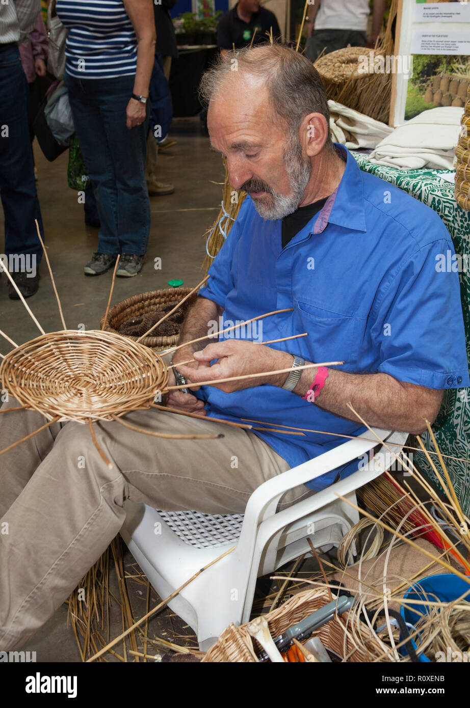 El hombre demostrar haciendo un cesto de mimbre tejido a mano en el gran show de Yorkshire Foto de stock