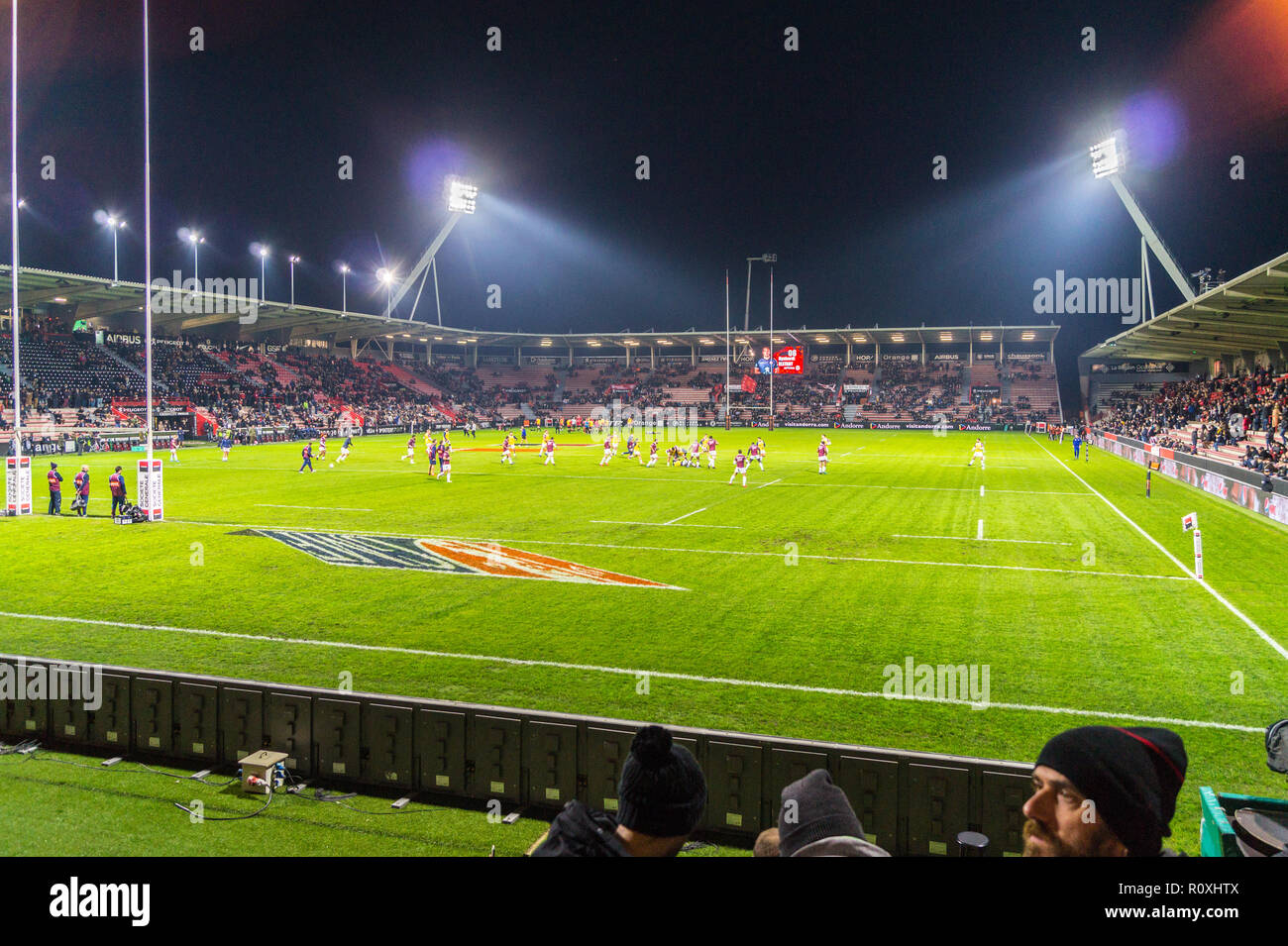 Los espectadores en las terrazas de Ernest Wallon Stadium, el estadio del Stade Toulousain rugby