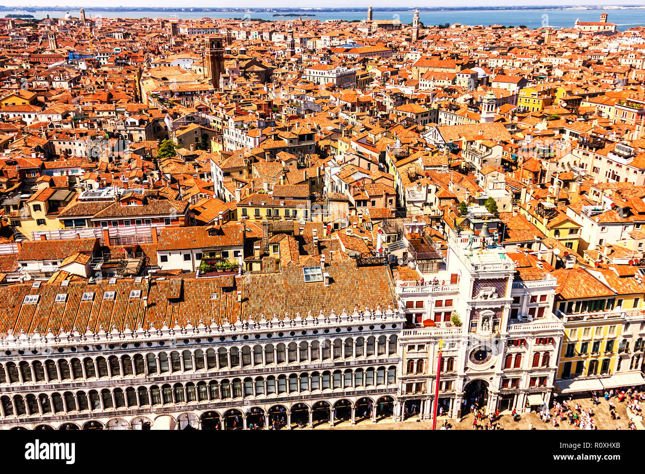 Biblioteca Nacional de San Marcos y San Marcos Clocktower en Venecia, vista desde la cima del Campanile Foto de stock