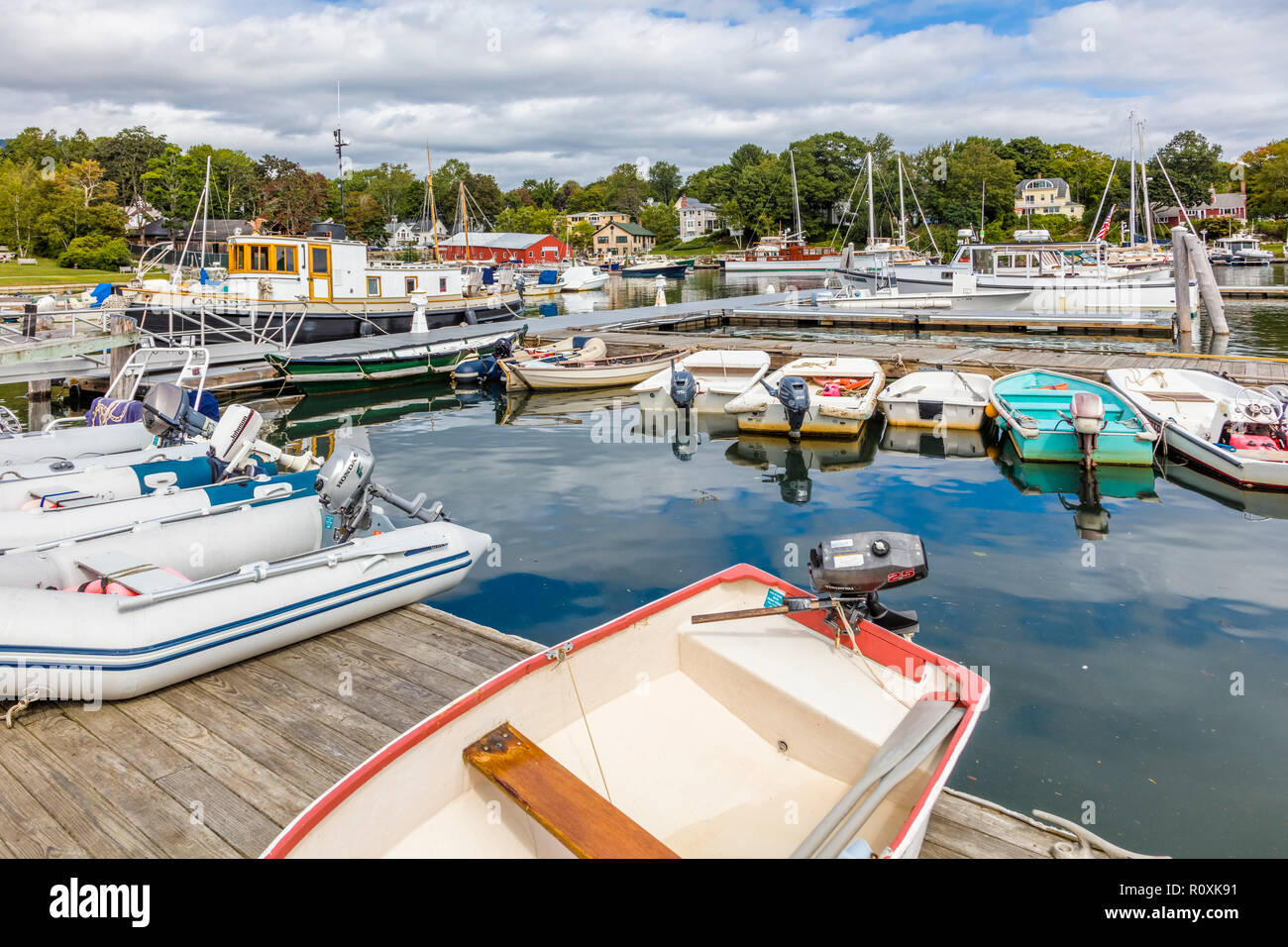 Puerto en el centro de la ciudad turística de Camden en la costa del Océano Atlántico de Maine, Estados Unidos Foto de stock