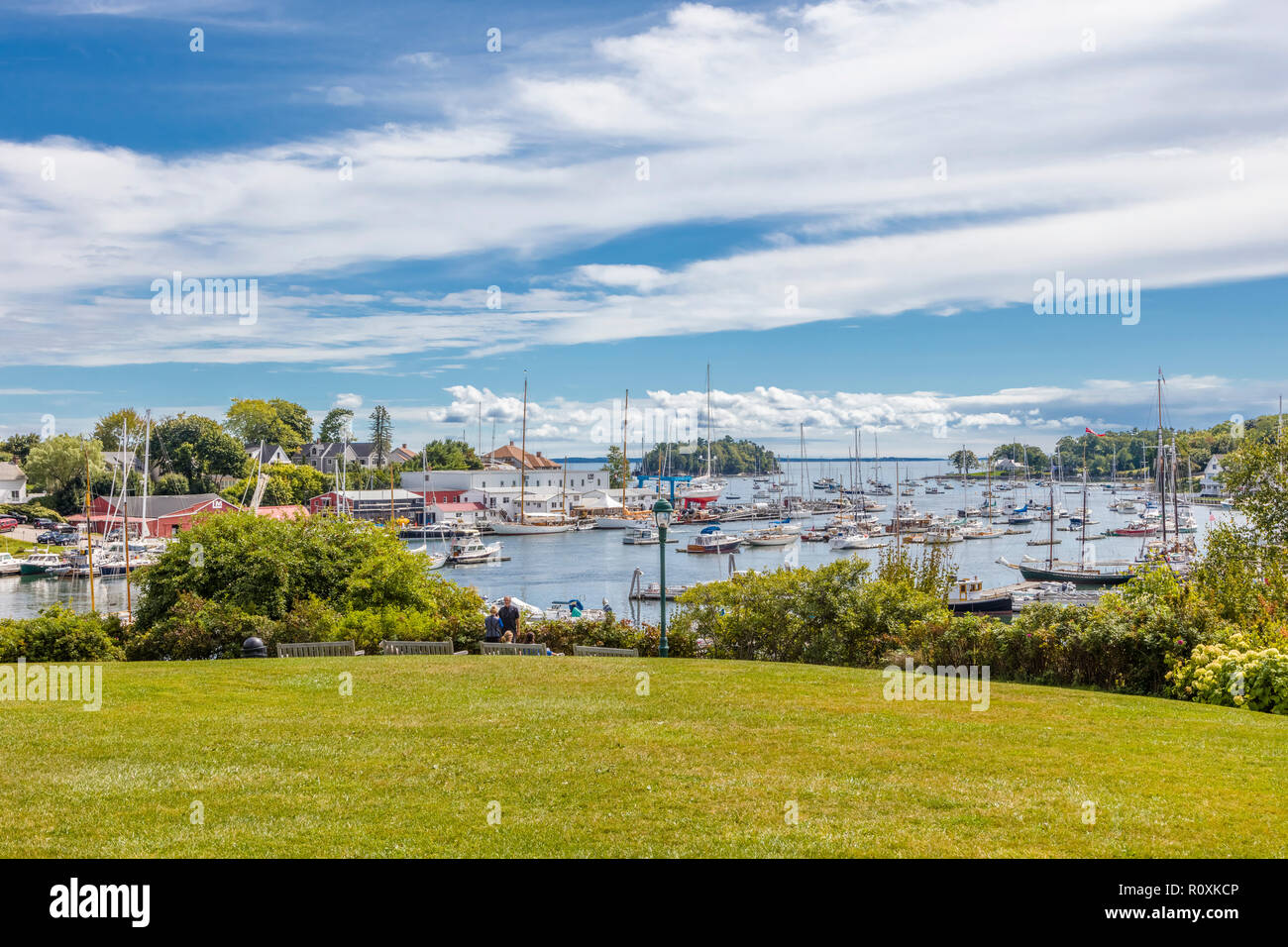 Puerto en el centro de la ciudad turística de Camden en la costa del Océano Atlántico de Maine, Estados Unidos Foto de stock