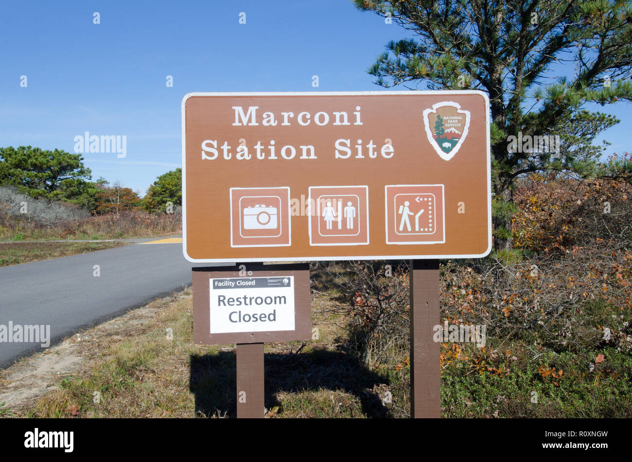 Estación de Marconi en sitio en el Cape Cod National Seashore, National Park Service, firmar con baño el cartel de cerrado añadido en Wellfleet, Massachusetts Foto de stock