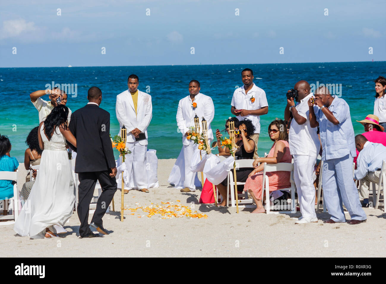 Miami Beach Florida, Océano Atlántico, agua, playa pública, costa, boda de destino, ceremonia, hombre negro hombres, mujer mujeres, pareja, invitado, novio, b Foto de stock