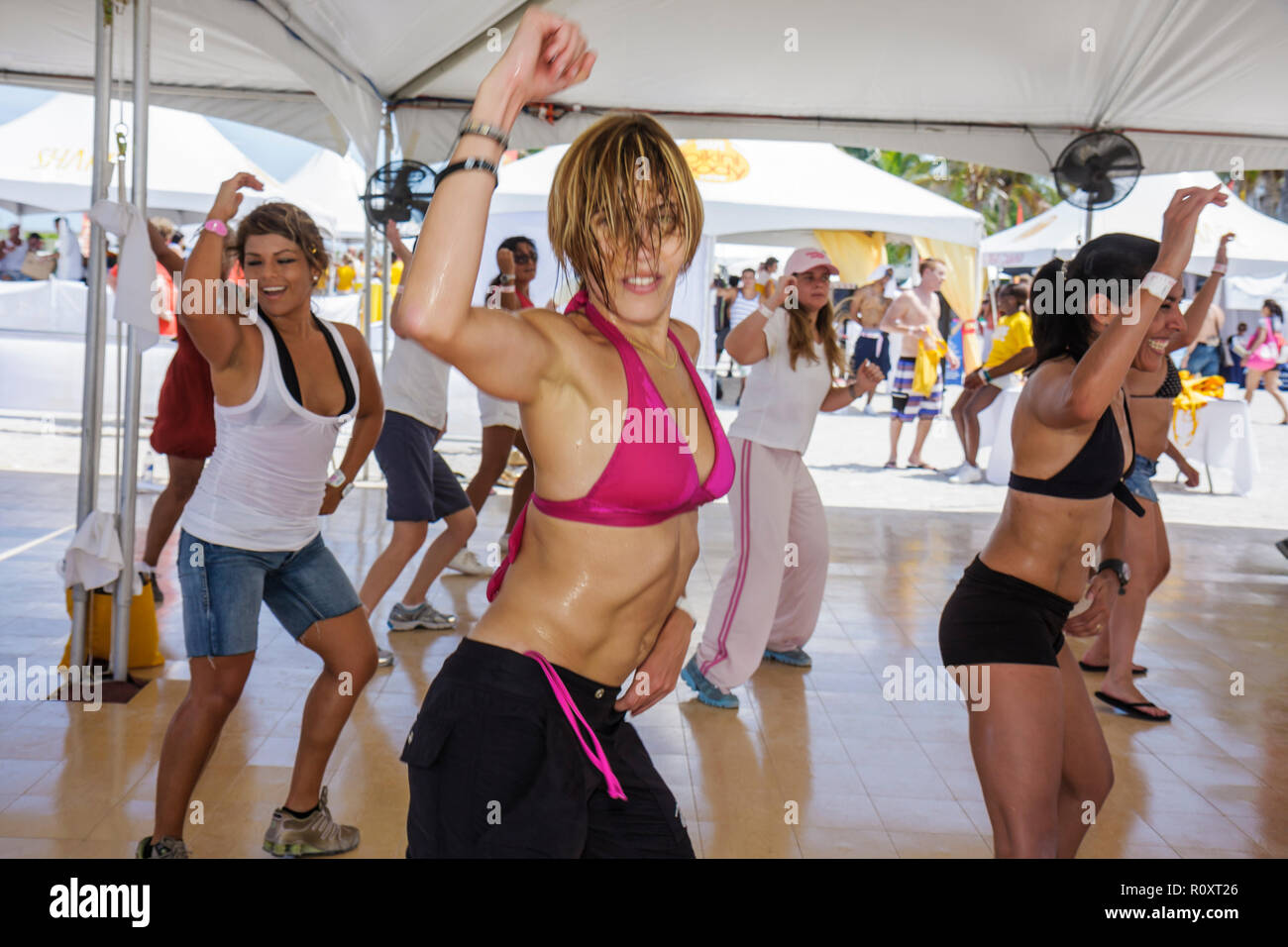 Miami Beach Florida, clase de fitness ejercitando Latin Fusion Zumba, mujer hispana mujeres, ejercicio cardiovascular sudoración sesión aeróbica entrenador de grupo Foto de stock