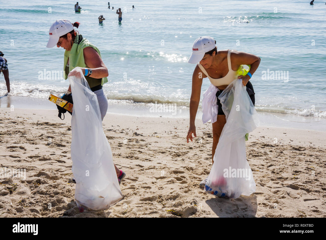 Miami Beach Florida,Océano Atlántico,agua,playa pública,costa,ECOMB Big Sweep,voluntarios voluntarios trabajadores del trabajo voluntarios,trabajo en equipo trabajando Foto de stock