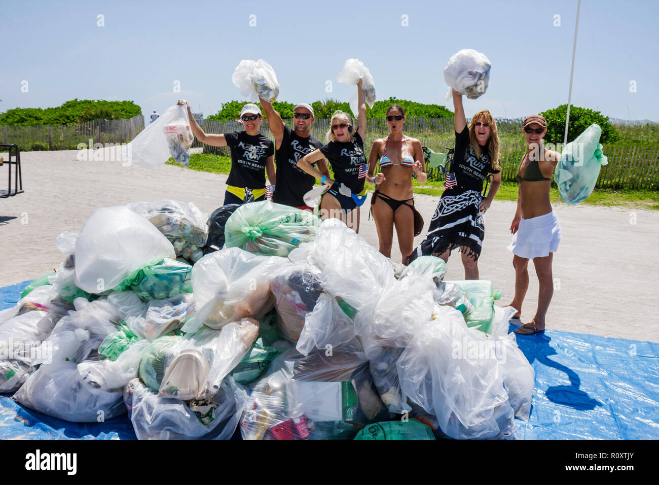 Miami Beach Florida, ECOMB Big Sweep, voluntarios voluntarios voluntarios trabajadores de trabajo voluntarios, trabajo en equipo trabajando juntos sirviendo ayuda de préstamo, ayudando a limpiar Foto de stock