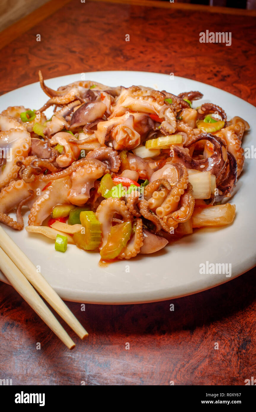 Parrilla Asiática picante baby ensalada de pulpo con verduras Fotografía de  stock - Alamy