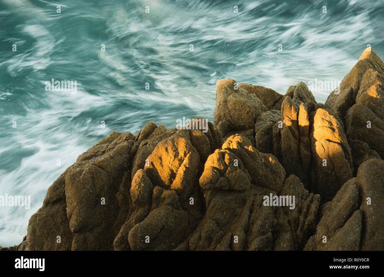 Olas y rocas, Point Lobos State Reserve, Carmel, California Foto de stock