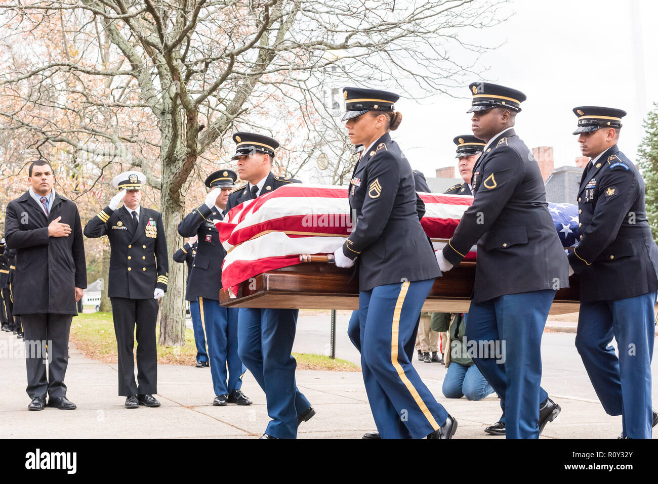Las honras fúnebres militares equipo de la Guardia Nacional del Ejército de Massachusetts lleva la urna de Medalla de Honor El capitán Thomas J Hudner. Foto de stock