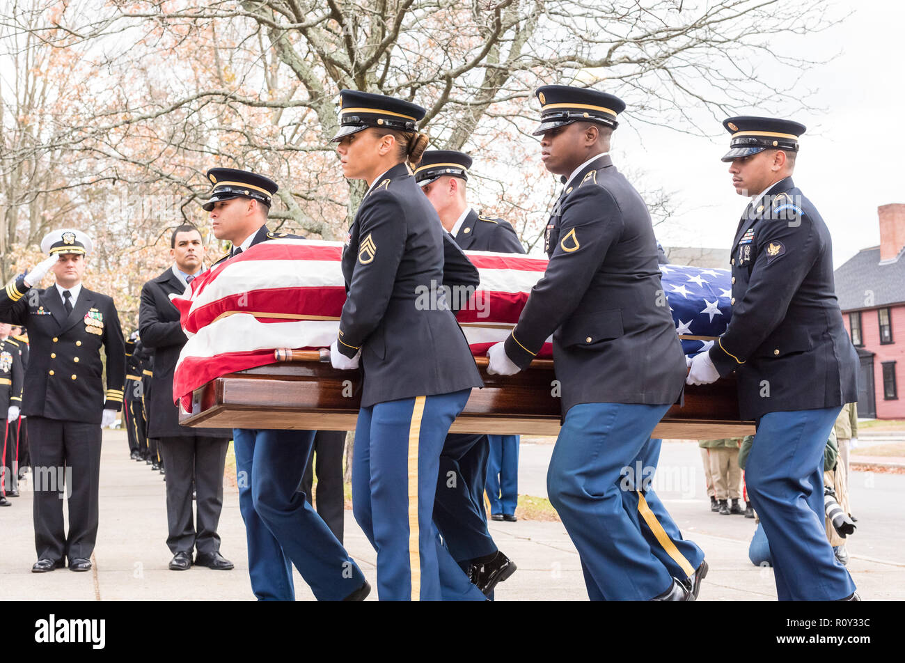 El Equipo de honor funerario Militar de la Guardia Nacional del Ejército de Massachusetts lleva el ataúd drapeado con la bandera del Capt. Thomas Hudner, ganador de la Medalla de honor. Foto de stock