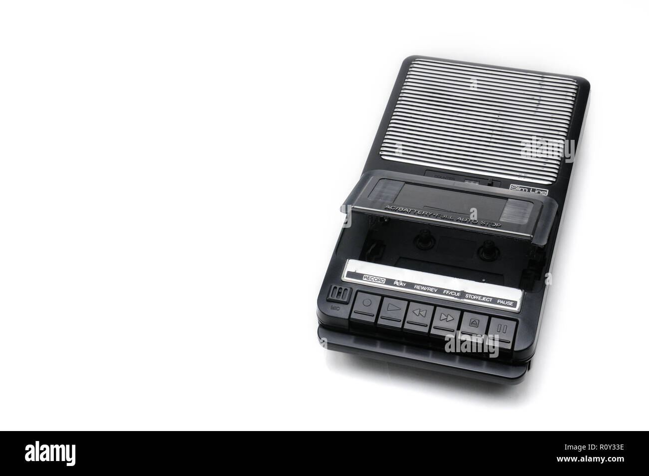 Grabador de cintas de cassette para grabar y reproducir cintas de audio  sobre un fondo blanco aislado.Vintage Fotografía de stock - Alamy