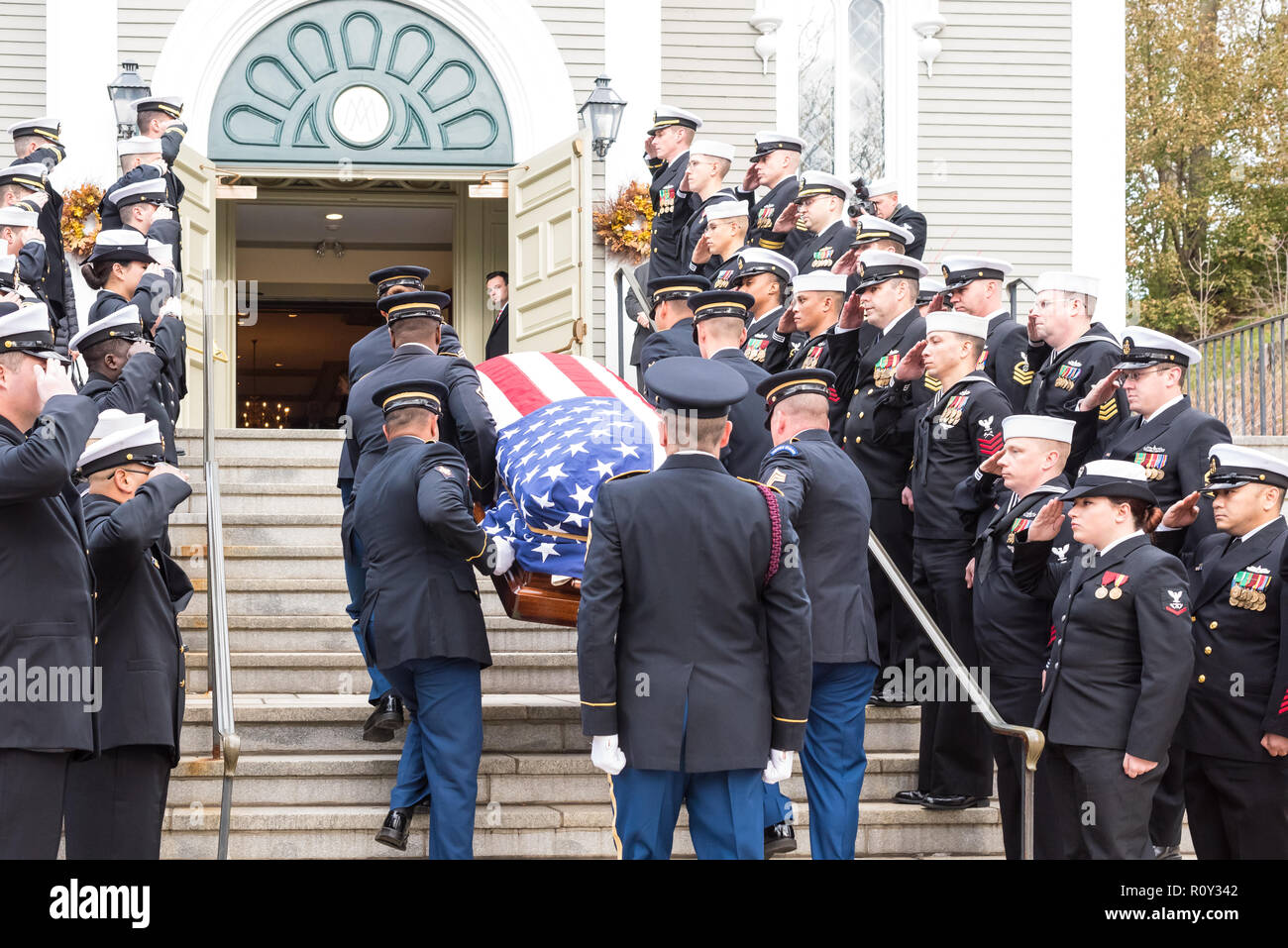 Las honras fúnebres militares equipo de la Guardia Nacional del Ejército de Massachusetts lleva la bandera colgante cofre de Medalla de Honor a Thomas J. Hudner. Foto de stock