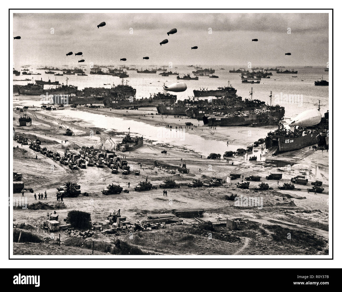 OMAHA BEACH Día-D en Normandía WW2 B&W imagen d día y 1 LCT desembarco Tanque con andanada globos a flote, descarga de suministros en Omaha para el descanso de Normandía. En junio de 1944 Foto de stock