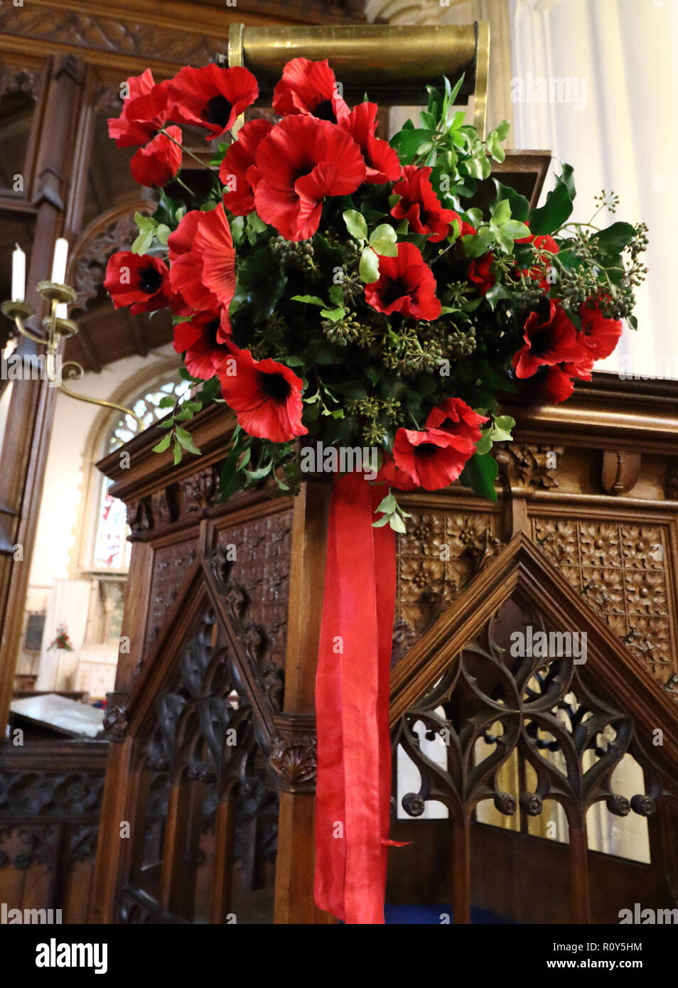 Iglesia Northill, Bedfordshire, Reino Unido. 7 nov 2018. En memoria de los caídos. 1918-2018, 100 años de aniversario, celebrado en la Iglesia Northill, Bedfordshire. 10.000 amapolas tejida por los feligreses en el exterior de la pintoresca iglesia, además de muchas pantallas en el interior. Fotografiado el 7 de noviembre de 2018 Foto de Keith Mayhew Crédito: KEITH MAYHEW/Alamy Live News Foto de stock