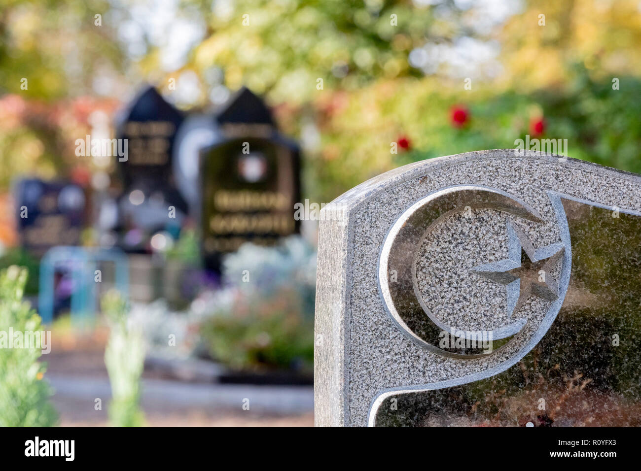 Berlín, Alemania. 10 Oct, 2018. Una tumba con una media luna y una estrella de cinco puntas se encuentra en el cementerio de enterramientos según el rito musulmán del nuevo doce Apóstol camposanto en Berlín-Schöneberg. Crédito: Christoph Soeder/dpa/Alamy Live News Foto de stock