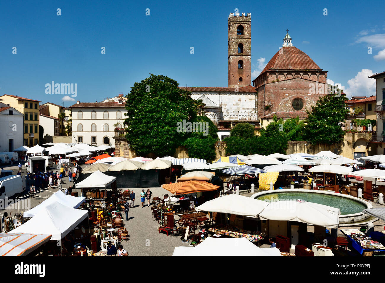 El mercado semanal en la Piazza Antelminelli, en el fondo, la iglesia de San Giovanni, Lucca, provincia de Lucca, en la Toscana, Italia, Europa Foto de stock
