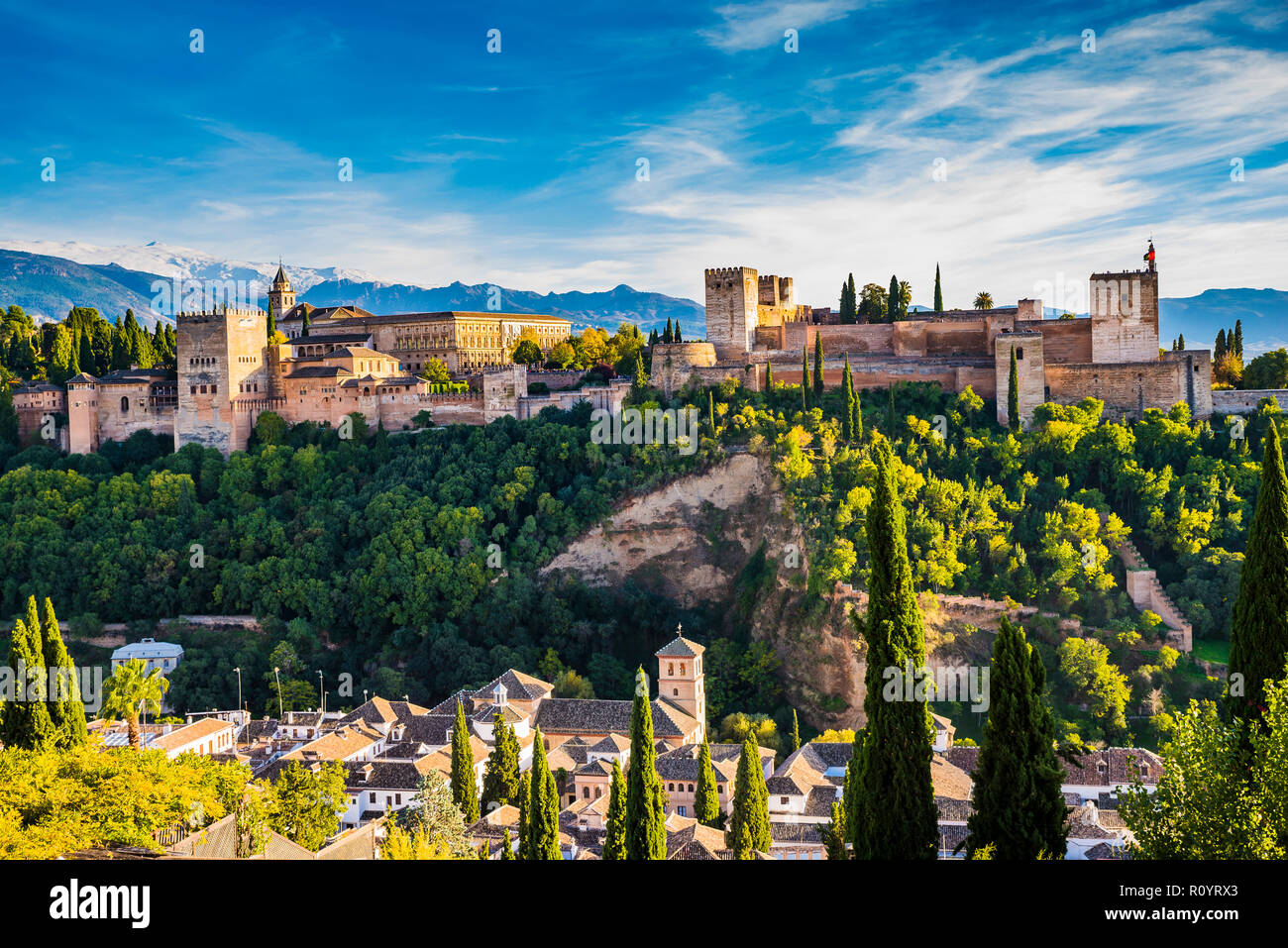 Panorama de la Alhambra desde el Mirador de San Nicolás. De izquierda a derecha: Palacios Nazaries, el Palacio de Carlos V y la Alcazaba. A continuación, el S Foto de stock