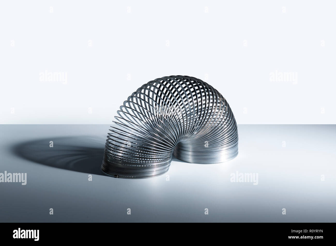 Slinky toy doblada en forma semicircular, studio bodegón Foto de stock