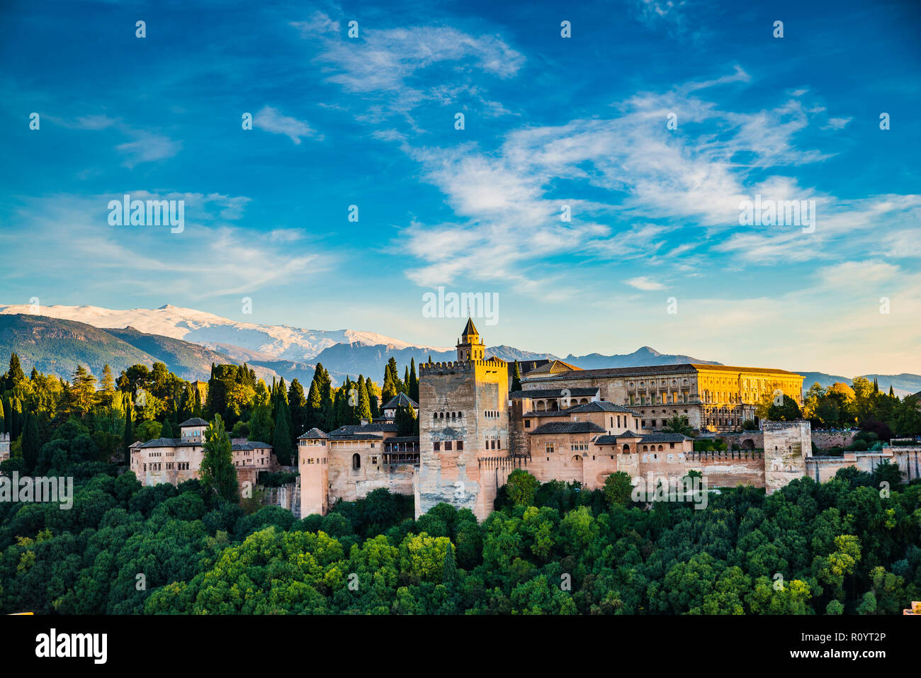 Panorama de la Alhambra desde el Mirador de San Nicolás. De izquierda a derecha: El Generalife, los palacios Nazaries, el Palacio de Carlos V, Granada, Andalucía, España. Foto de stock