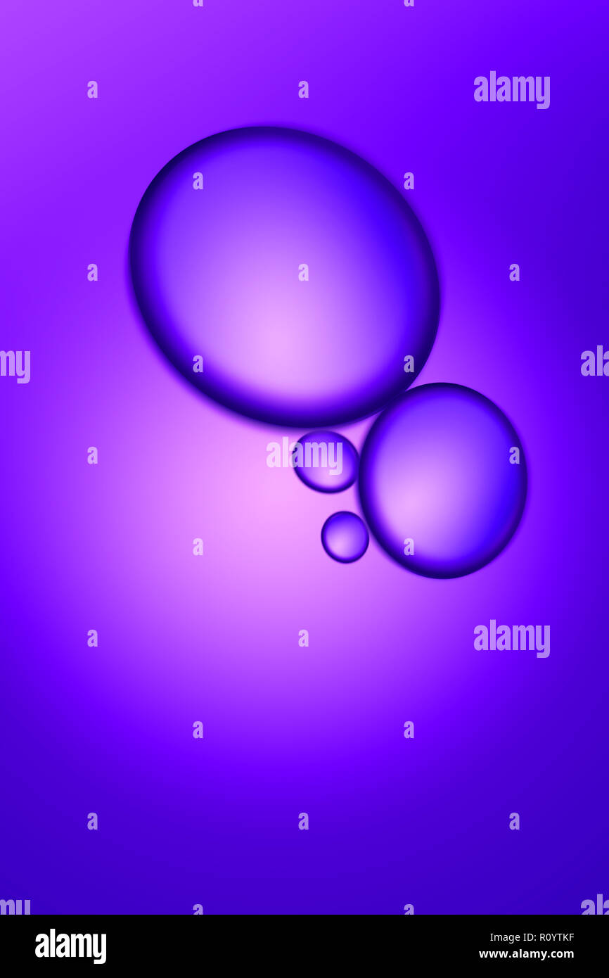 Belleza transparente retroiluminado con burbujas de aceite de color púrpura, Foto de estudio Foto de stock
