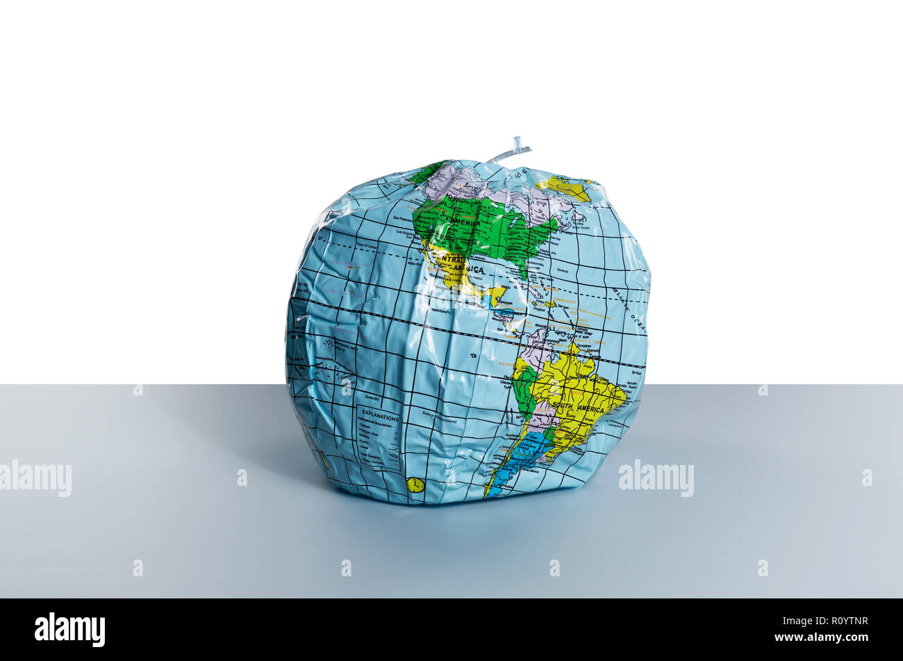 Deflactar globo inflable mostrando las Américas, todavía la vida Foto de stock