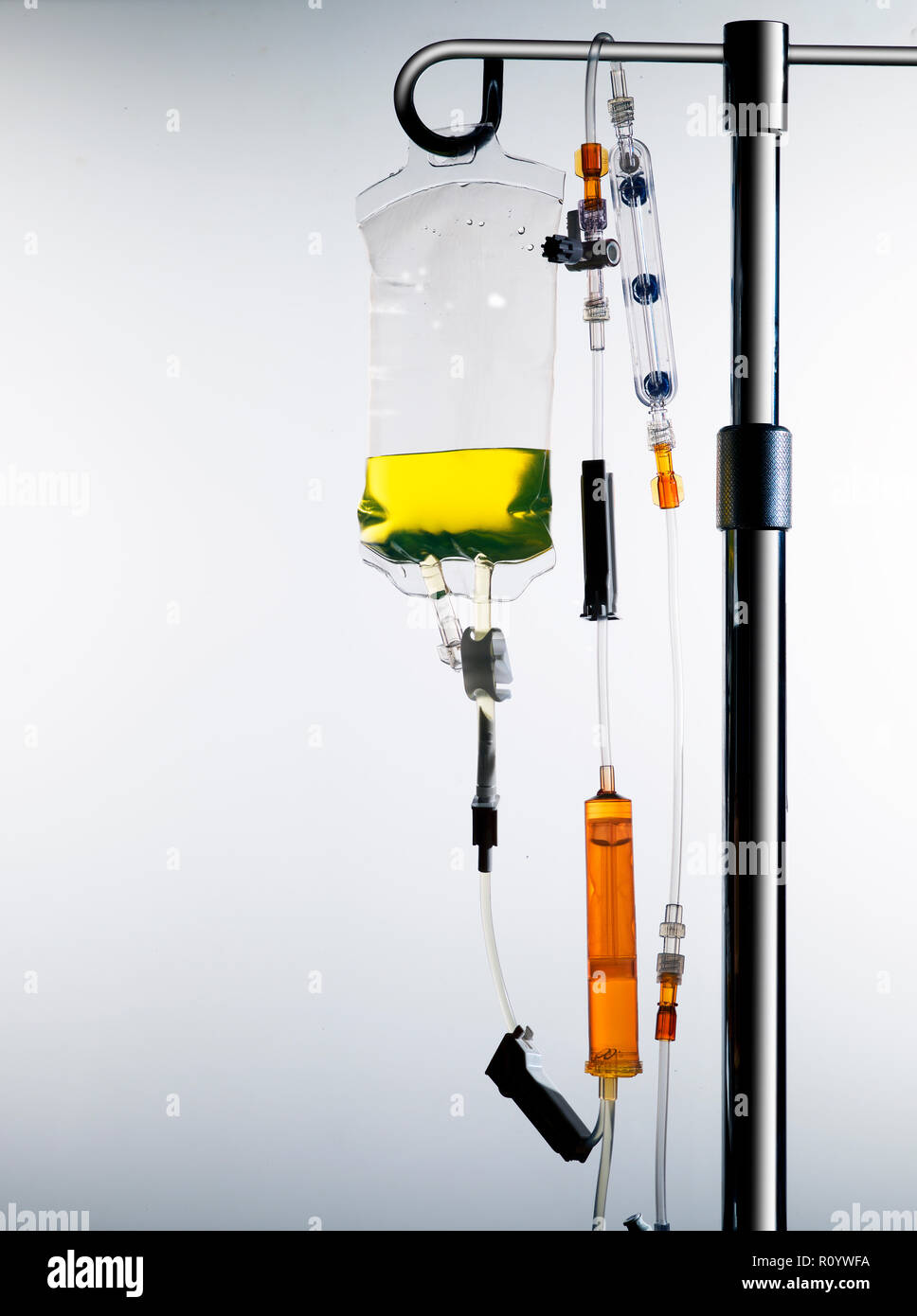 Soporte de goteo intravenoso de drogas con bolsa y líneas intravenosas, equipo médico y tratamiento sanitario Foto de stock