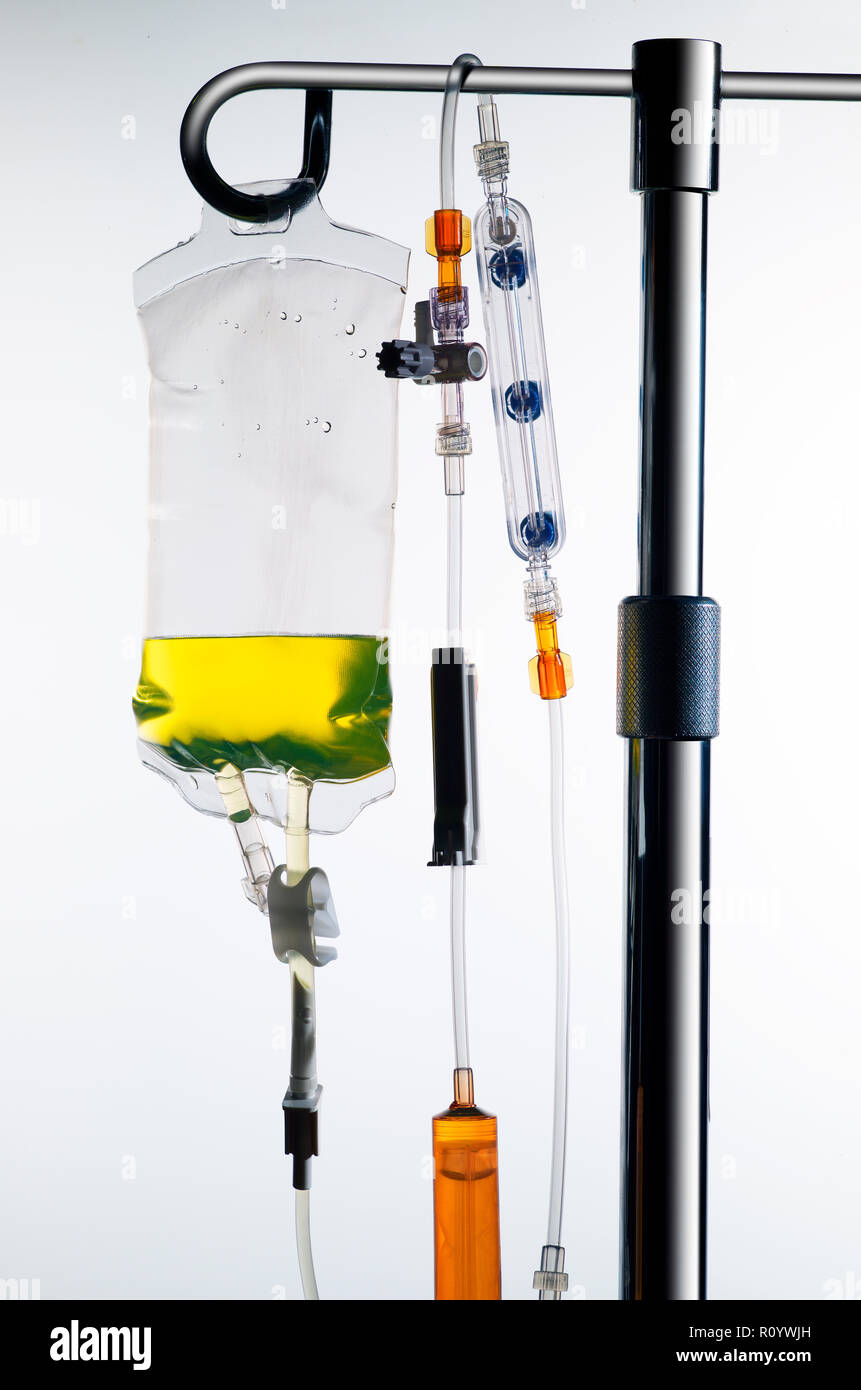 Soporte de goteo intravenoso de drogas con bolsa y líneas intravenosas, equipo médico y tratamiento sanitario Foto de stock