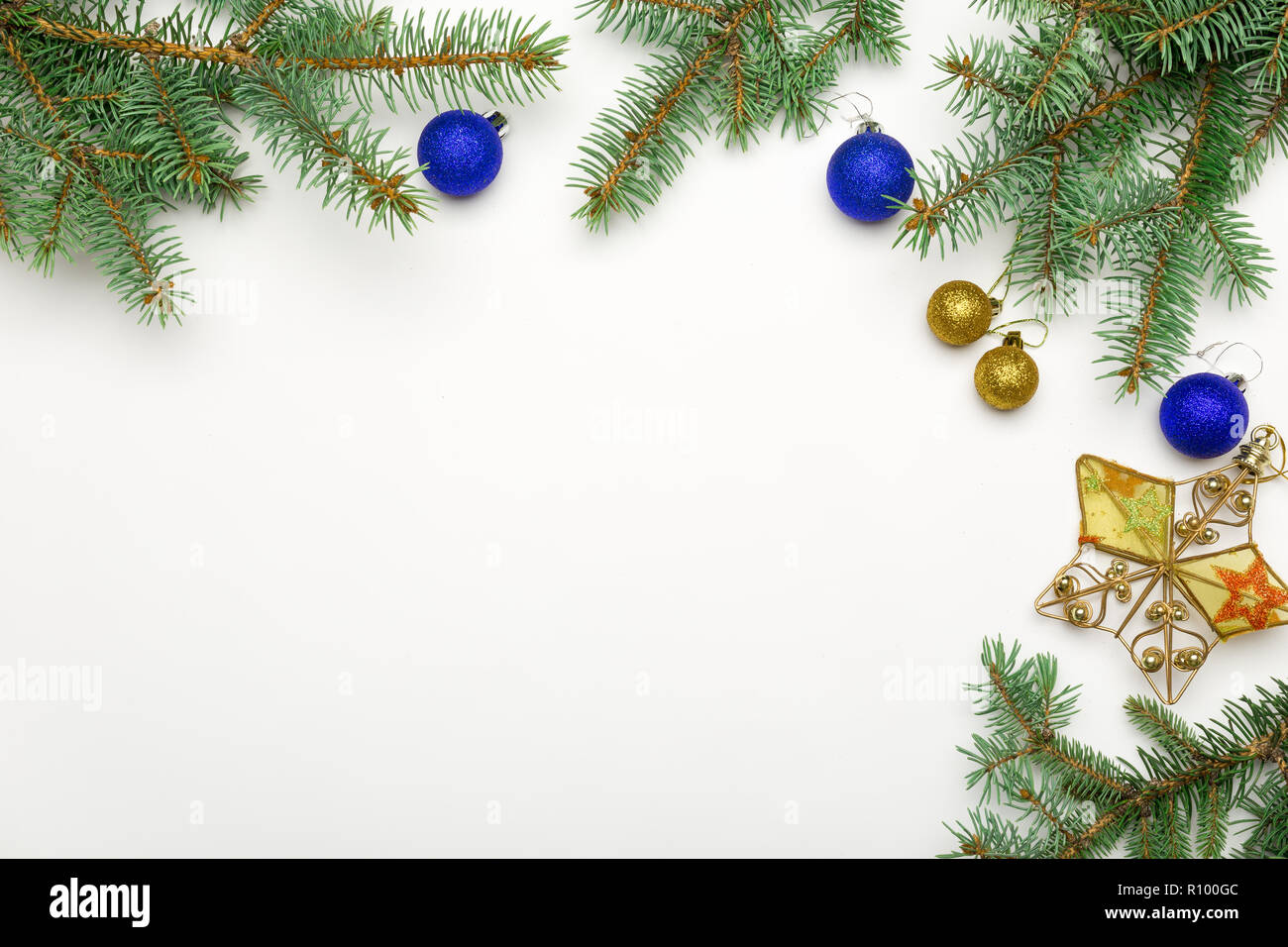 Bastidor de vacaciones de decoraciones de Navidad sobre fondo blanco con la  rama de abeto rojo y dorado, bolas, estrellas. Elegante tarjeta nevadas del  Año Nuevo Fotografía de stock - Alamy