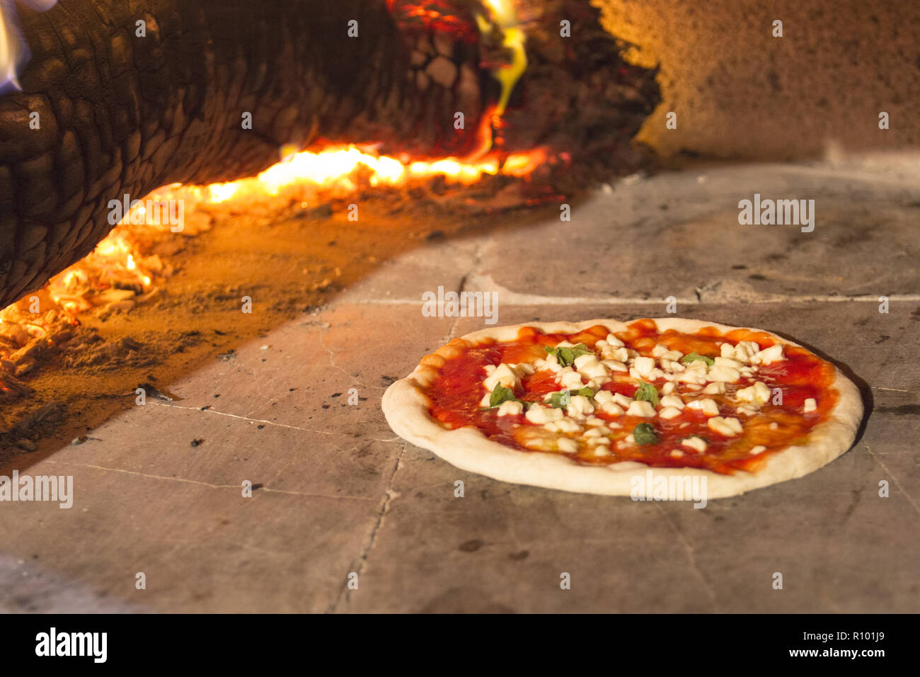 Hombre insertar paesana pizza en un horno de piedra para hornear, Olio  pizzería, Santa Bárbara, California, Estados Unidos de América Fotografía  de stock - Alamy