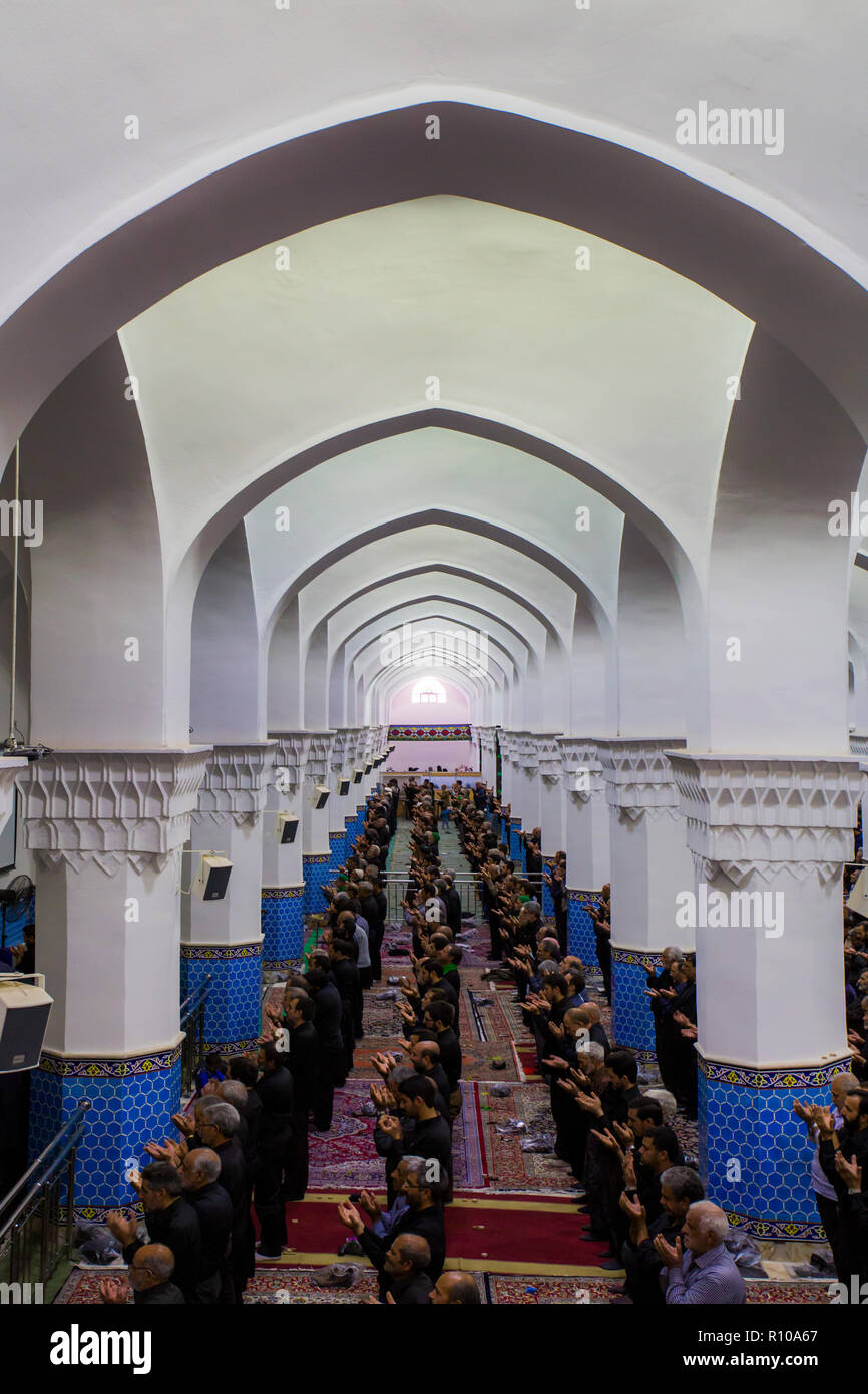Musulmanes prayingMolla La mezquita de Esmaeil es una hermosa mezquita en yazd, Irán. / Arquitectura Persa / Arquitectura Islámica / Oración. Foto de stock
