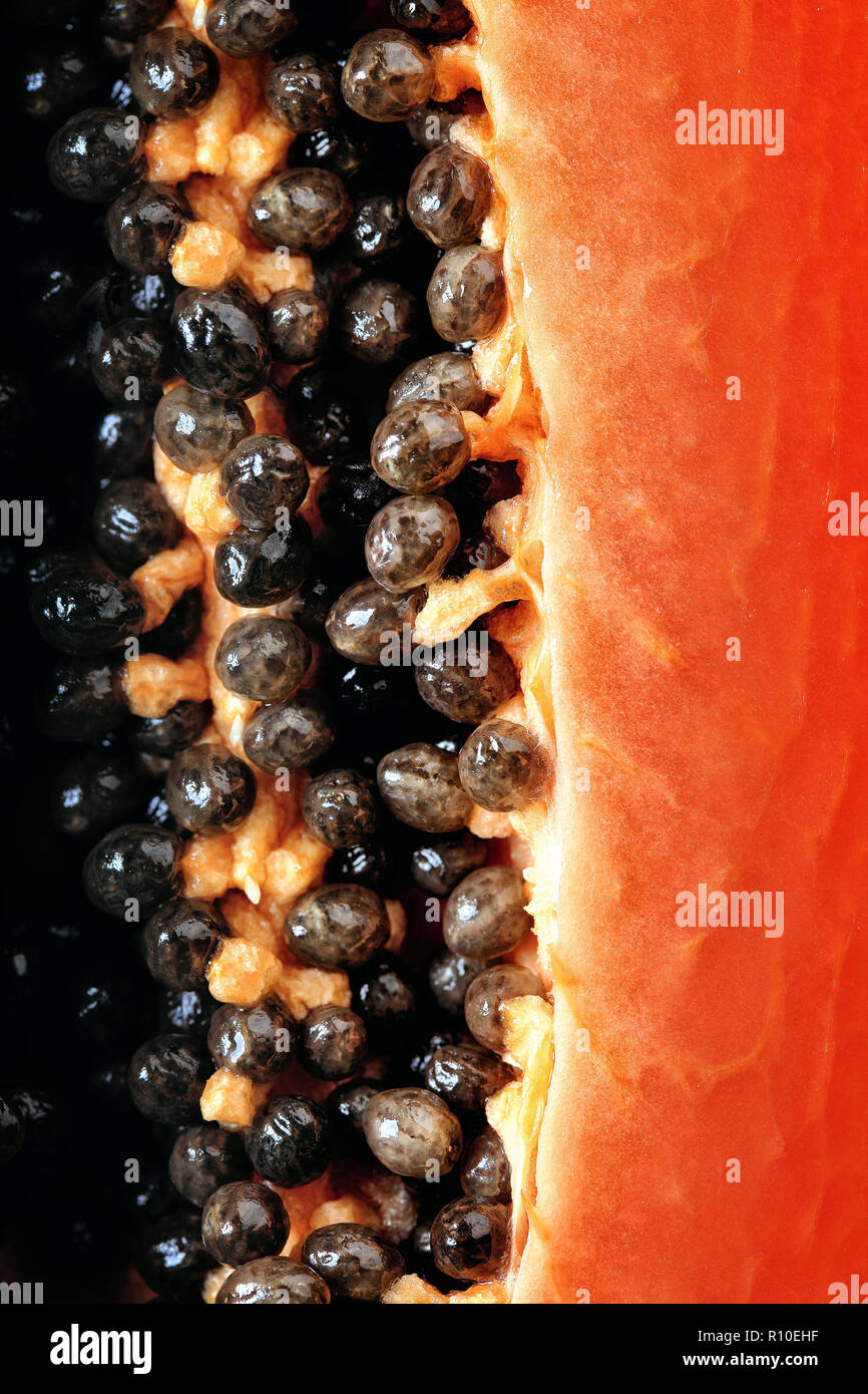 Papaya fruta (Paw Paw) mitad imagen macro vistos desde arriba con semillas Foto de stock