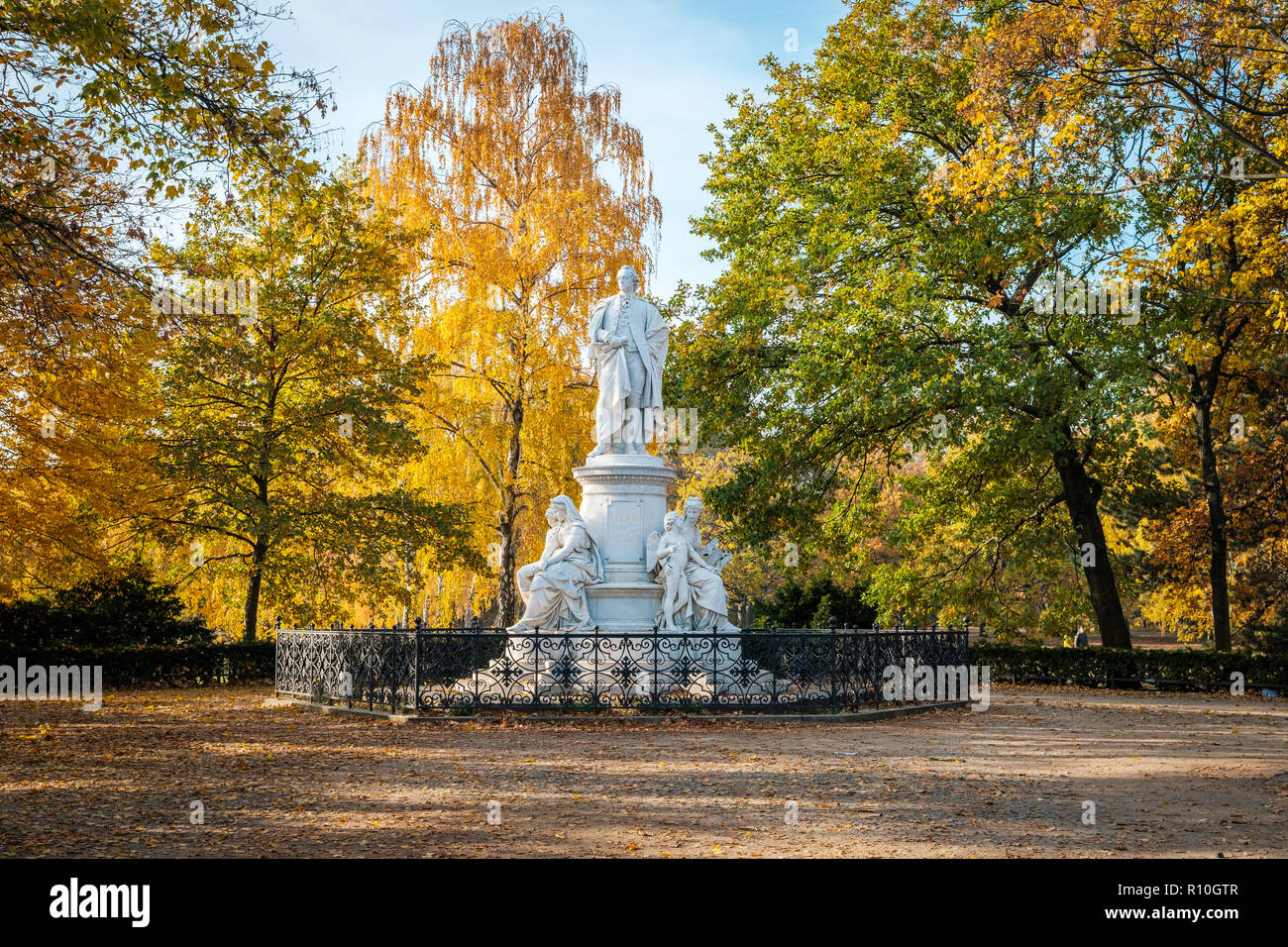 Berlín, Alemania - noviembre 2018: estatua del famoso poeta Johann Wolfgang von Goethe en un parque cerca de la puerta de Brandenburgo. Berlín, Alemania Foto de stock