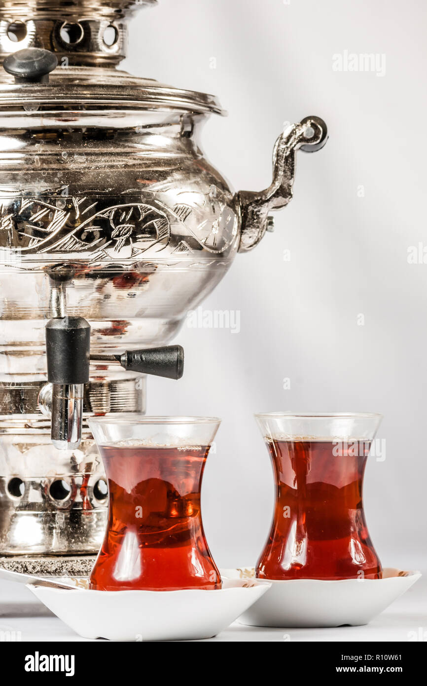 Tetera turca tradicional, el samovar y vasos de té Fotografía de
